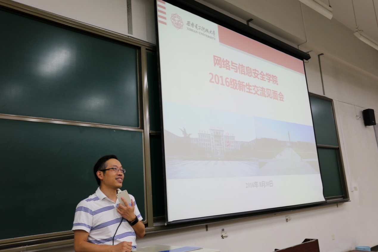 1伟德国际victor1946执行经理李晖教授介绍学院情况